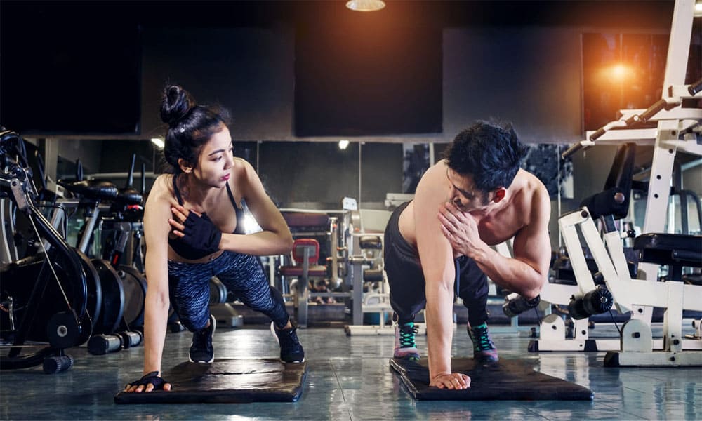 Pemula di gym yang menghindari kesalahan umum saat berolahraga untuk mencapai hasil yang optimal