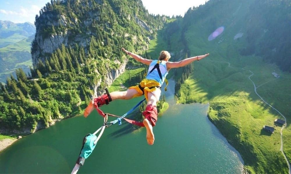 Ilustrasi berbagai olahraga ekstrem seperti bungee jumping, skydiving, dan arung jeram