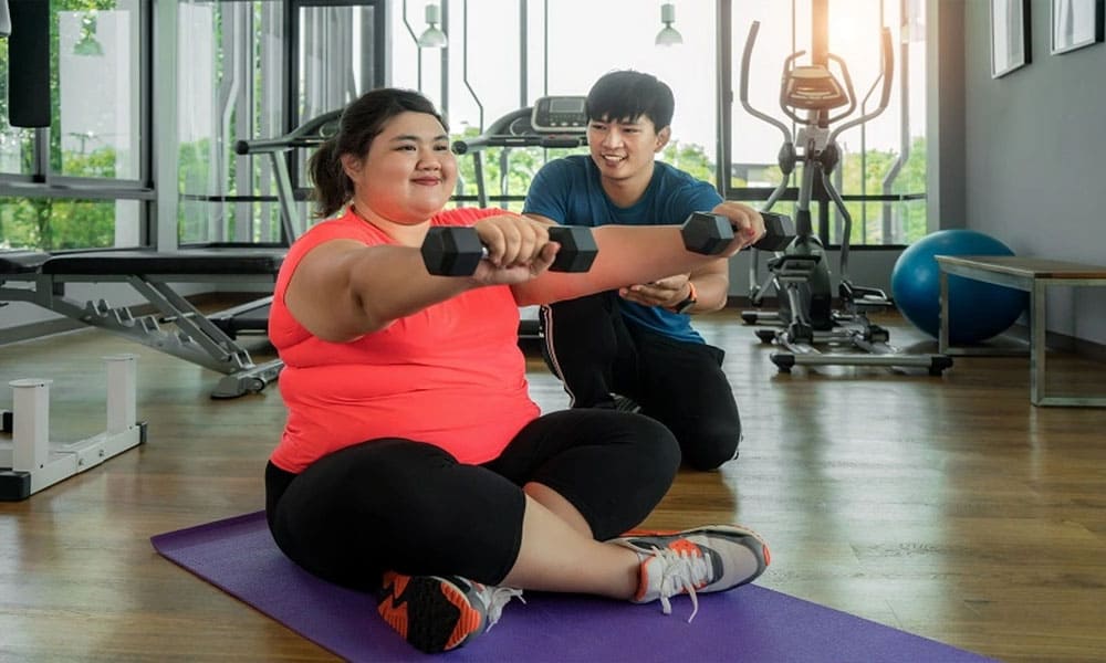 Gambar yang menunjukkan berbagai jenis olahraga seperti berlari, bersepeda, dan berenang, mencerminkan aktivitas fisik yang dapat membantu menurunkan berat badan