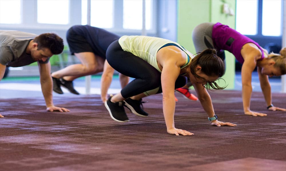 Gambar menunjukkan berbagai jenis latihan kardio yang efektif untuk membakar lemak, termasuk lari, bersepeda, HIIT, Zumba, dan berenang