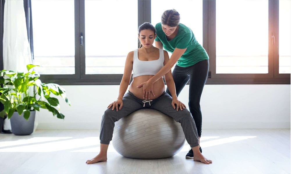 Gambar yang menggambarkan ibu hamil sedang berolahraga, seperti yoga, berenang, dan berjalan kaki, mencerminkan aktivitas fisik yang aman dan bermanfaat