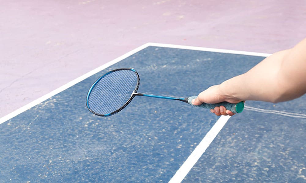 Gambar menunjukkan berbagai teknik dasar dalam badminton, termasuk grip raket, pukulan forehand dan backhand, serta posisi dan gerakan